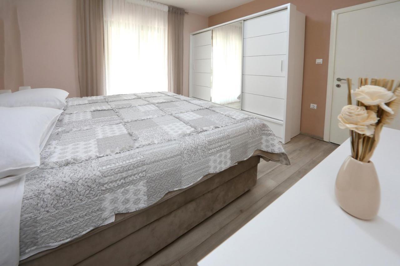 Apartment Lucijan ビビニェ エクステリア 写真